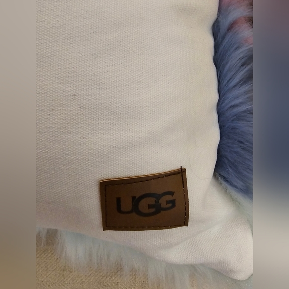 Beautiful UGG 22 X 22 Faux Fur Pillow - Picture 4 of 7